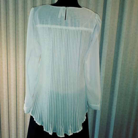 Truth NYC Tops - EUC White long sleeve top